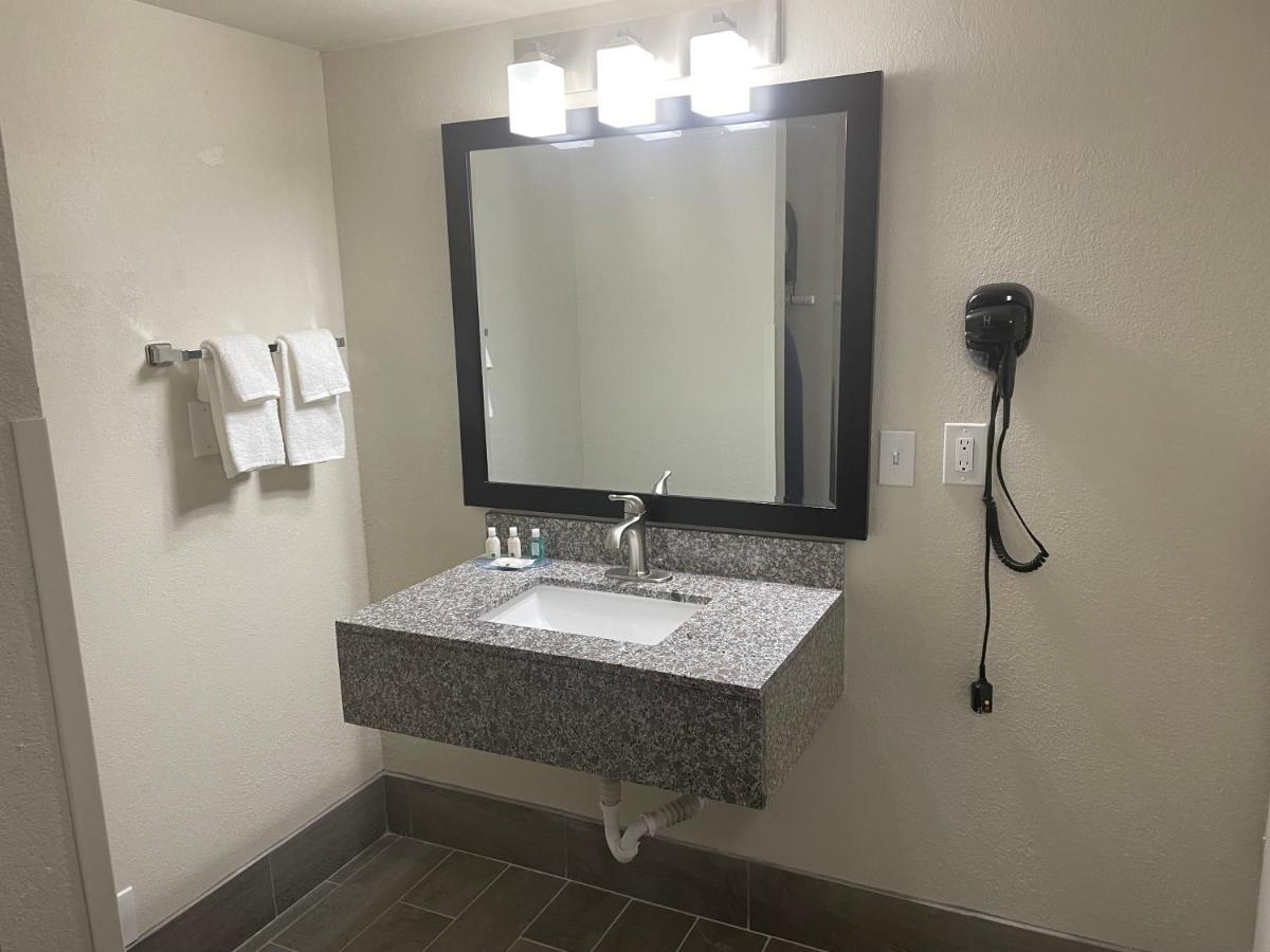 Quality Inn & Suites Spring Lake - Fayetteville Near Fort Bragg Экстерьер фото