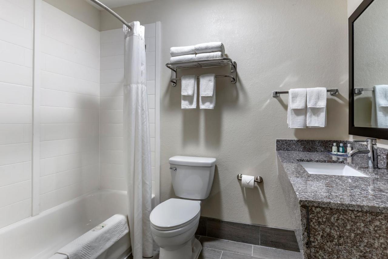 Quality Inn & Suites Spring Lake - Fayetteville Near Fort Bragg Экстерьер фото