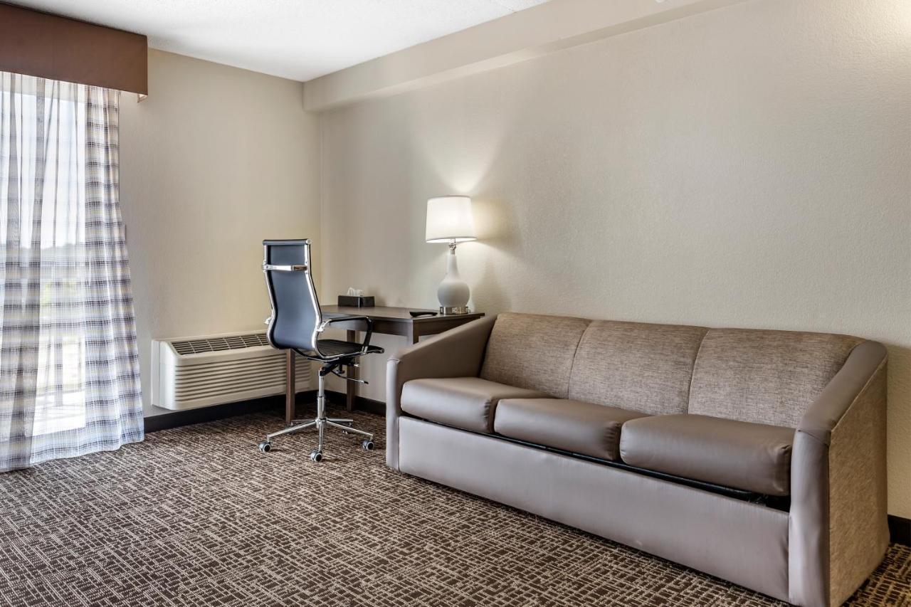 Quality Inn & Suites Spring Lake - Fayetteville Near Fort Bragg Экстерьер фото